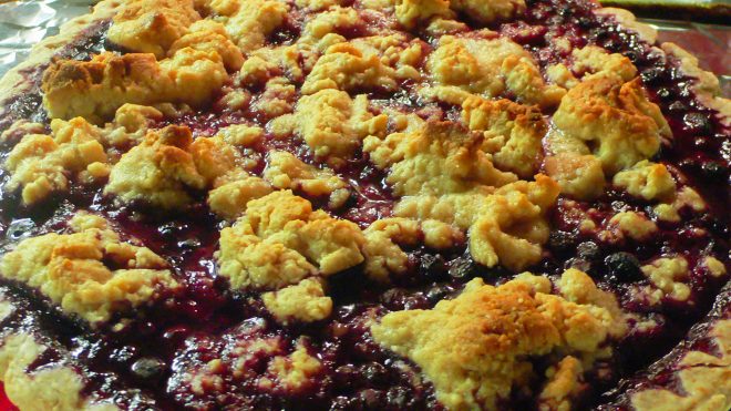 Blueberry Pie with Crumble Topping